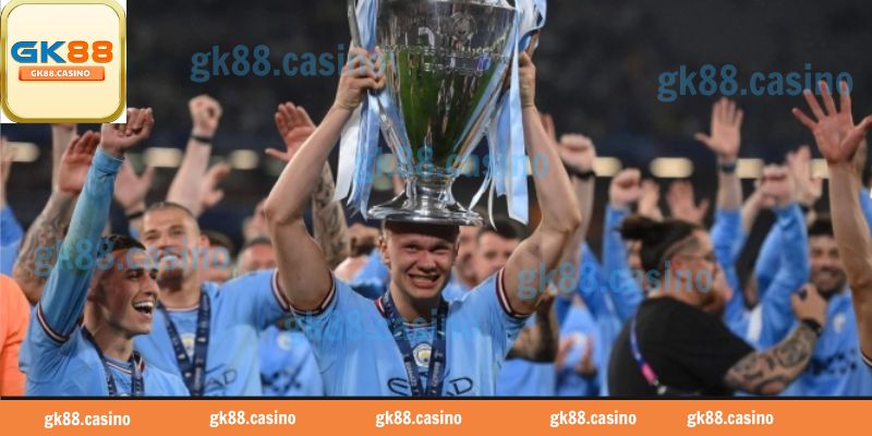 Erling Haaland nâng cúp Champions League cùng Man City sau trận chung kết thắng Inter Milan